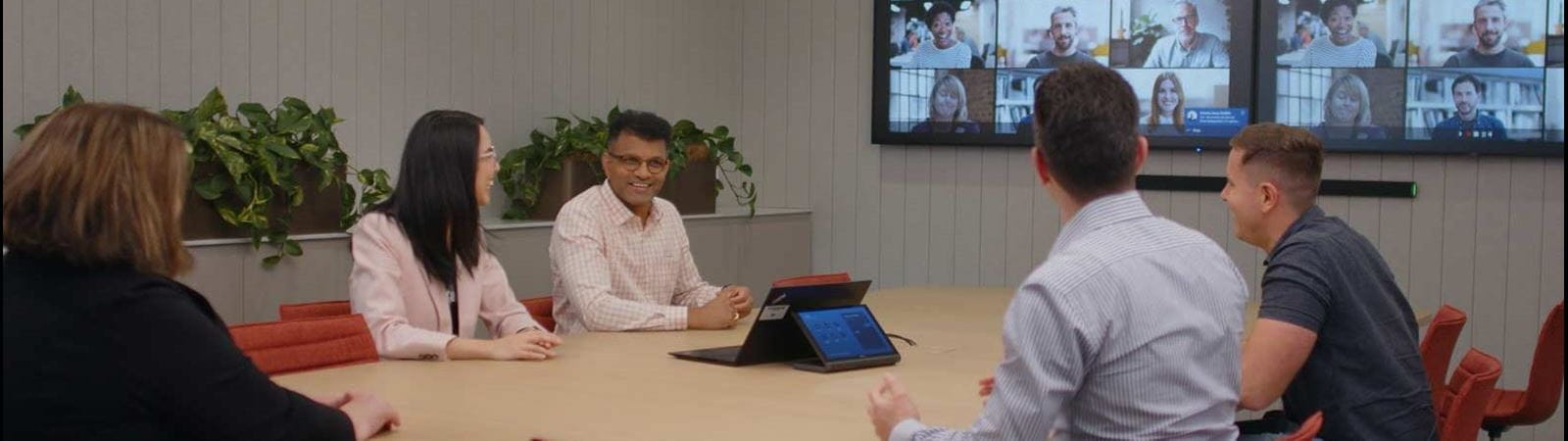 Toplantıda CSL çalışanları